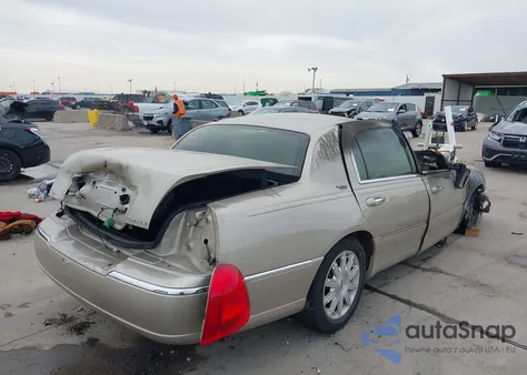 2006 Lincoln Town Car Signature Limited z USA, uszkodzony, nr VIN 1LNHM82W26Y622533